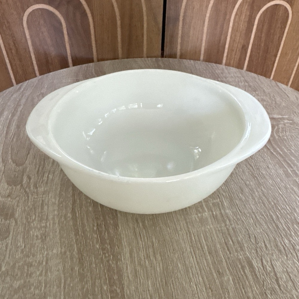 Vintage Pyrex 022 White Milk Glass 1 Quart Round Casserole Dish Tab Handles